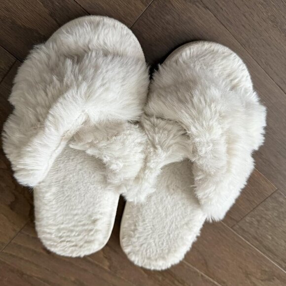 Shoes - 🆕Women's White Fuzzy Slippers Cross Band Memory Foam Faux-fur Open Toe Shoes